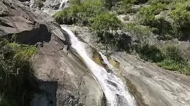 4K实拍夏季瀑布（二）视频的预览图